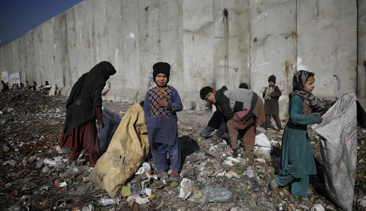 Anak-anak mencari barang-barang plasatik di tempat pembuangan sampah di Kabul, Afghanistan (15/12/2019). Menurut statistik PBB, Afghanistan adalah salah satu negara termiskin di dunia di mana anak-anak menjadi sasaran kemiskinan dan kekerasan ekstrem setiap hari.  (AP Photo/Altaf Qadri)