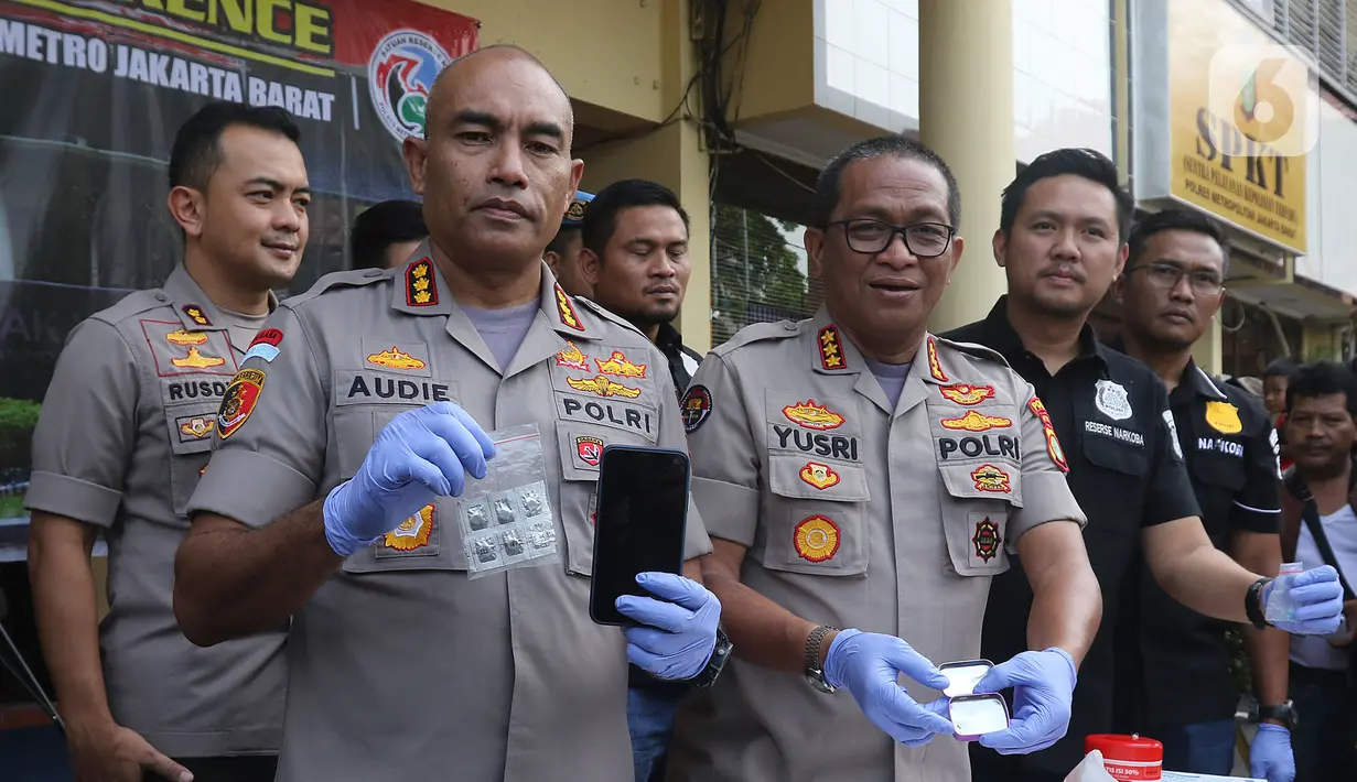 Kabid Humas Polda Metro Jaya, Kombes Yusri Yunus, memperlihatkan barang bukti dalam rilis kasus narkoba Lucinta Luna di Polres Jakarta Barat, Rabu (12/2/2020). Lucinta Luna ditetapkan sebagai tersangka kasus kepemilikan narkoba setelah positif mengonsumsi psikotropika. (Liputan6.com/Herman Zakharia)