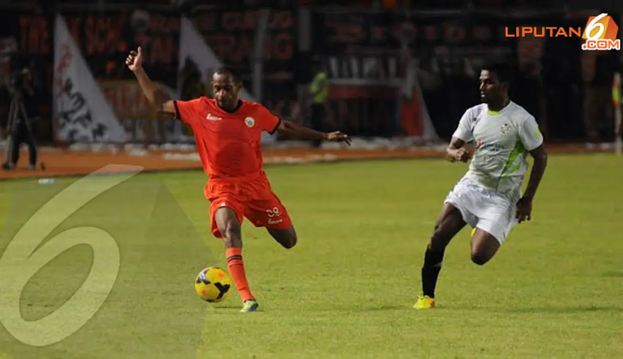 Penyerang gaek Persija Ellie Aiboy mencoba menembus pertahanan PDRM FA Malaysia saat berlaga di Stadion GBK Jakarta (Liputan6.com/ Helmi Fithriansyah)