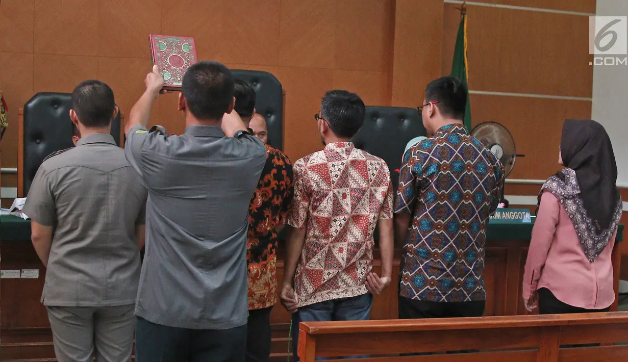 Sejumlah mantan karyawan dan rekanan First Travel mengucapkan sumpah saat menjadi saksi dalam sidang lanjutan di Pengadilan Negeri Depok, Senin (26/3). Dalam sidang ini Jaksa Penuntut Umum (JPU) menghadirkan 12 saksi. (Liputan6.com/Herman Zakharia)