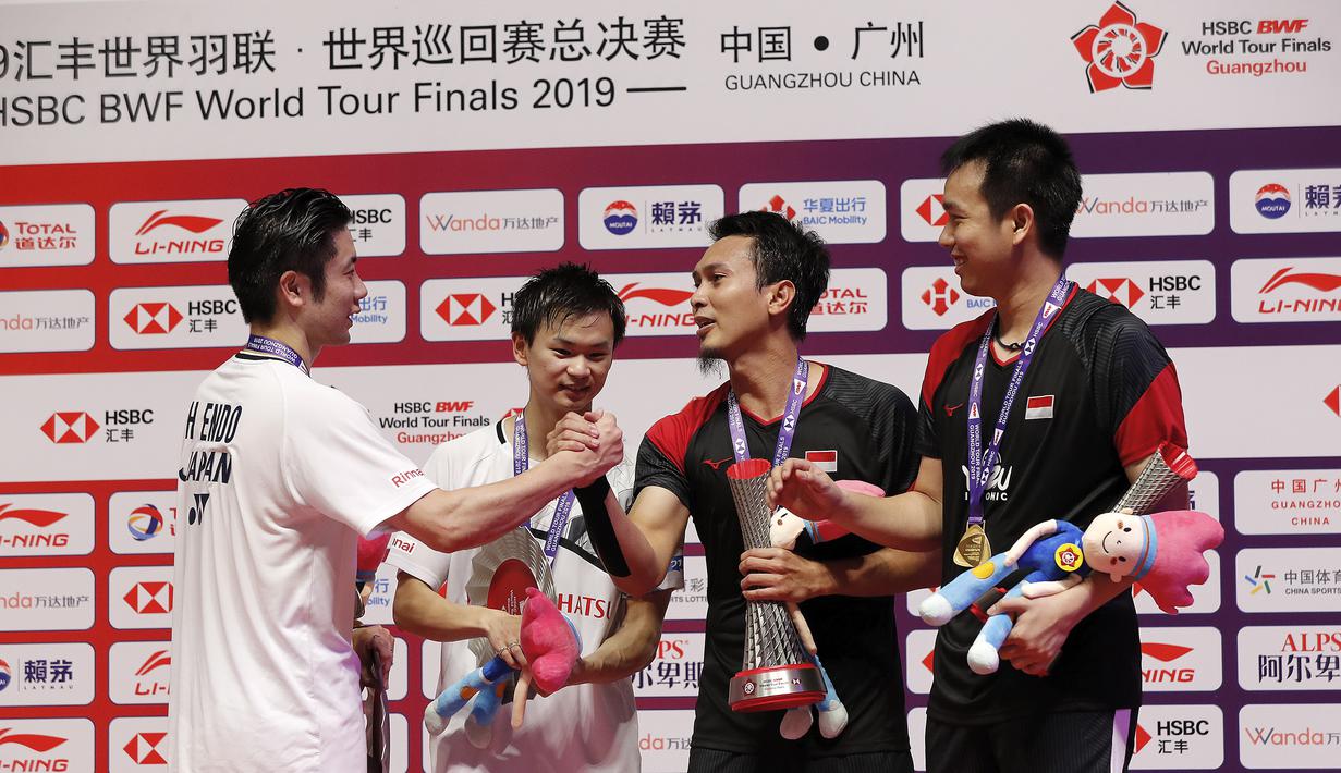 Ganda putra Indonesia, Mohammad Ahsan / Hendra Setiawan, berhasil mengalahkan ganda Jepang, Hiroyuki Endo / Yuta Watanabe, pada BWF World Tour di Tianhe Sports Center, Guangzhou, Minggu (15/12/2019). Ahsan / Hendra menang 24-22 dan 21-19. (AP/Andy Wong)
