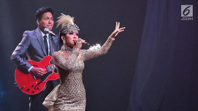 Penyanyi Syahrini Bius Penonton di Konser Journey of Syahrini