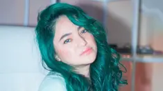 Rambut hijau emerald Marshanda terlihat begitu mencuri perhatian berkat warnanya yang terang dan segar. Ia tampil memukau dalam sesi pemotretan dengan gaya playful yang penuh percaya diri. Banyak yang memuji perubahan ini dan menyebut Marshanda terlihat semakin menawan. (Liputan6.com/IG/@marshanda99)