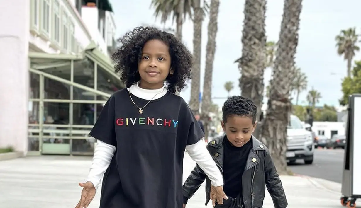 Ia juga tampil dengan gaya layering, mengenakan dress hitam dipadukan inner high neck putih lengan panjang serta celana hitamnya.  (@kimmyjayanti)