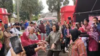 Menteri Sosial (Mensos) Tri Rismaharini dan Menteri Keuangan (Menkeu) Sri Mulyani asik senam bareng lansia saat kunjungan kerja (kunker) Program Penanganan Kemiskinan Terpadu di Kecamatan Pujon, Malang, Jawa Timur.