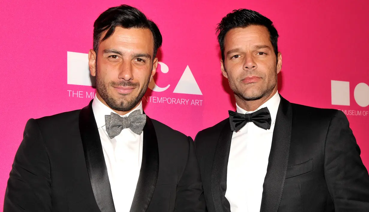 Artis Jwan Yosef dan penyanyi Ricky Martin saat Gala 201 MOCA untuk menghormati Jeff Koons di The Geffen Contemporary, (29/4/2017). Pernikahan Ricky Martin terungkap dalam rilis The Assassination of Gianni Versace. (John Sciulli / Getty Images / AFP)