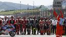 Pebalap MotoGP memberikan penghormatan terakhir dengan mengheningkan cipta selama satu menit bagi pebalap Moto3 Jason Dupasquier sebelum dimulainya balapan MotoGP Italia di Sirkuit Mugello. (Foto: AP Photo/Antonio Calanni)