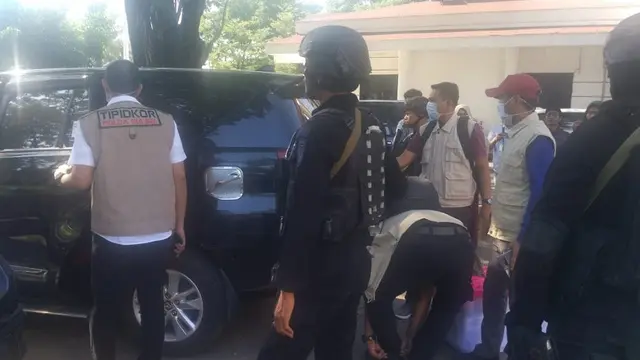 Tim Penyidik Tipikor Polda Sulsel menyita sejumlah dokumen penting terkait kegiatan pengadaan alat peraga imtaq di Kabupaten Gowa (Liputan6.com/ Eka Hakim)