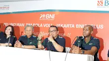 Pelatih Jakarta BNI Taplus, Joao Eduardo De Paula (kanan), Manager Tim BNI Endang Hidayatullah (2kanan) dan Direktur Bisnis Ritel BNI Sutanto (2kiri) hadir saat Peluncuran Tim Voly Proliga JAkarta BNI Taplus di Kantor Pusat BNI 46, Jakarta, Jumat (5/2/201
