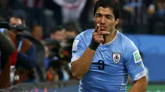 Selebrasi pemain depan Uruguay, Luis Suarez, usai merobek jala gawang Inggris di fase penyisihan Piala Dunia 2014 Grup D di Stadion Corinthians, Sao Paulo, Brasil, (20/6/2014). (REUTERS/Damir Sagolj)