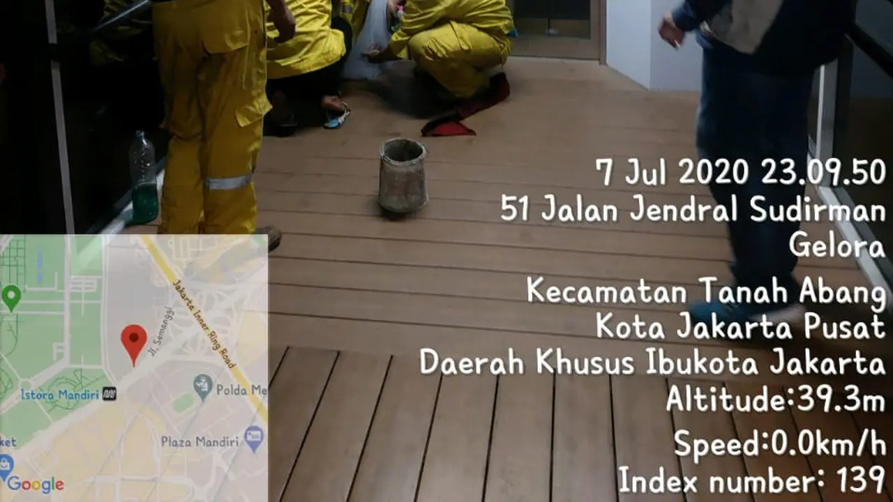 Petugas membersihkan corat-coret di Jembatan Penyebarangan Orang (JPO) di Gelora Bung Karno, Jakarta Pusat.