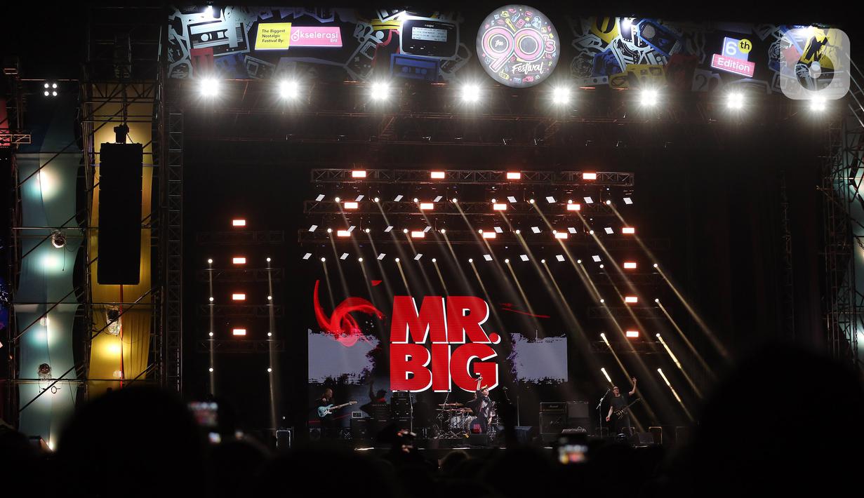 Mr. Big tak pelak menjadi perhatian nyaris seluruh penonton yang datang pada malam itu. (Liputan6.com/Johan Tallo)