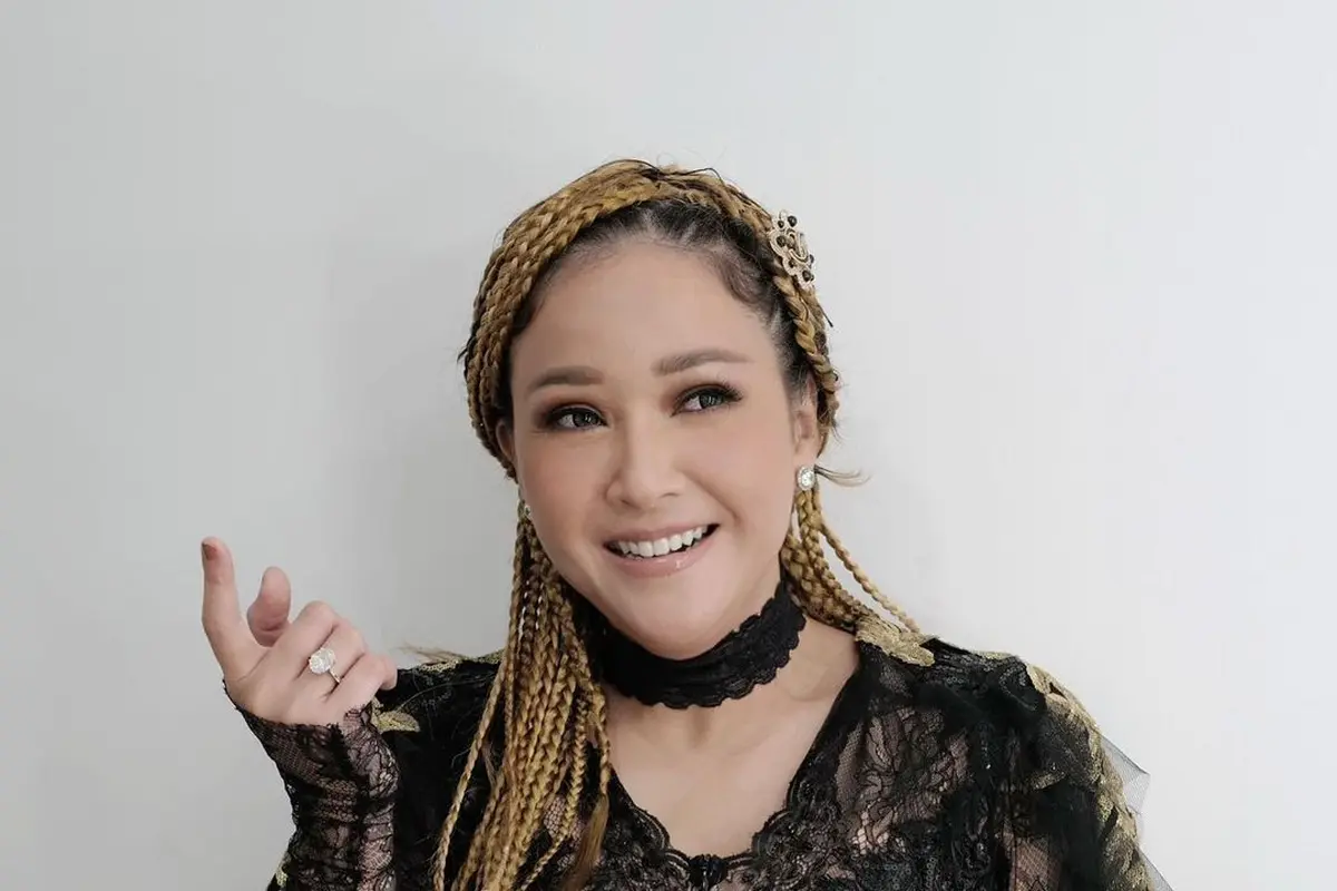 Tampil Beda, Ini 6 Potret Tampil Beda, Ini 6 Potret Maia Estianty dengan Gaya Rambut Cornrow dengan Gaya Rambut Cornrow