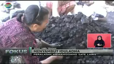 Tusuk sate, talenan, arang hingga bumbu untuk daging hewan kurban diburu pembeli.