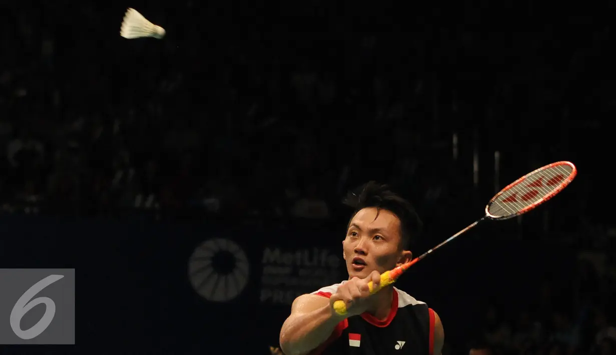 Tunggal putera Indonesia, Ihsan Maulana Mustofa mengembalikan bola ke arah pebulutangkis Inggris, Rajiv Ouseph di perempat final BCA Indonesia Open 2016, Jakarta, Jumat (3/6/2016). Ihsan unggul 17-21. 21-12, 21-12. (Liputan6.com/Helmi Fithriansyah)