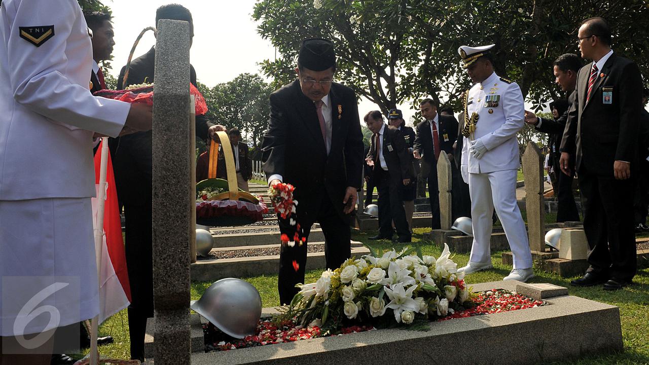 20151110-Hari Pahlawan, Wapres JK Pimpin Upacara di Kalibata-Jakarta