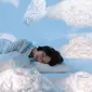 Ilustrasi tidur, bermimpi. (Foto oleh Ron Lach : https://www.pexels.com/id-id/foto/orang-wanita-relaksasi-awan-8264248/)