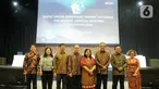 Direktur Utama SCM Sutanto Hartono (tengah) bersama sejumlah petinggi PT Surya Citra Media Tbk (SCMA) berfoto bersama usai Rapat Umum Pemegang Saham Tahunan (RUPST) di SCTV TOWER, Jakarta, Senin (28/4/2025). (Liputan6.com/Herman Zakharia)