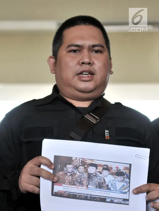 Anggota Garda Nasional untuk Rakyat (GNR) menunjukkan barang bukti saat melaporkan capres dan cawapres Prabowo-Sandi ke Bawaslu, Jakarta, Kamis (4/10). GNR membawa barang bukti berupa kompilasi berita media online dan televisi. (Merdeka.com/Iqbal Nugroho)