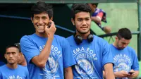 Pemain Arema, Hanif Sjahbandi bersama M. Rafli, saat memasuki lapangan. (Bola.com/Iwan Setiawan)