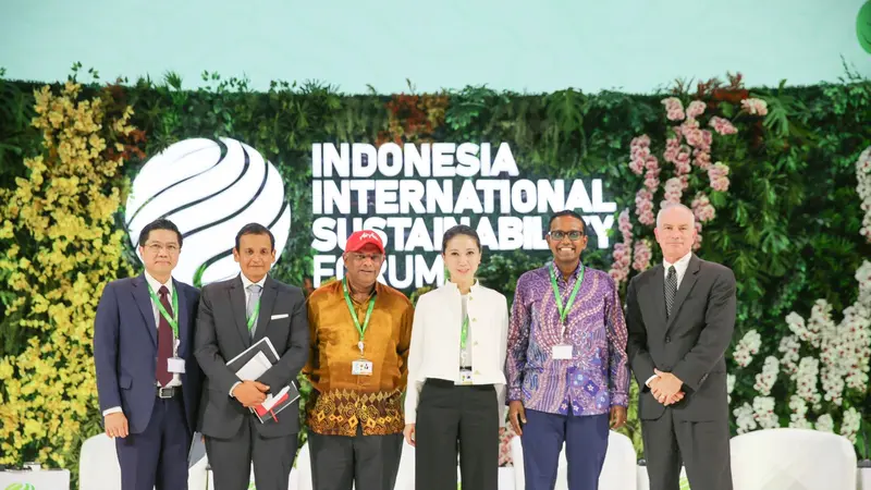 Chief Sustainability & Communications Officer Sinar Mas Agribusiness and Food, Anita Neville saat diskusi Dekarbonisasi Industri Indonesia, Pelajaran dari Implementasi Rencana Nol Emisi pada Indonesia International Sustainability Forum (IISF) 2024.