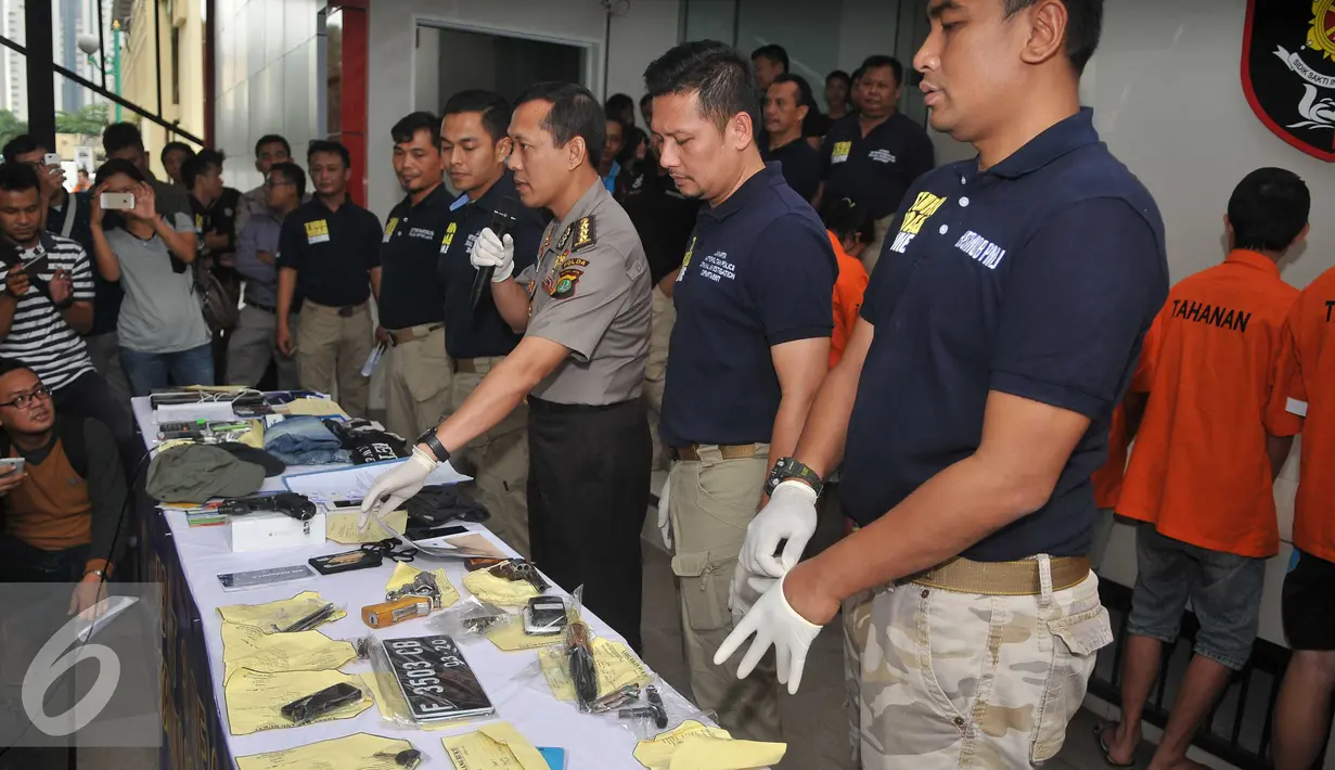 Barang bukti berupa motor, senjata api, kartu ATM dan buku tabungan diamankan petugas, Jakarta, Kamis (9/6). Omzet judi tersebut mencapai miliaran rupiah. (Liputan6.com/Gempur M Surya)