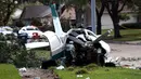 Pesawat yang hancur setelah kecelakaan di daerah Houston di Texas, Amerika Serikat (AS) (28/7/2020). Dua orang terluka ketika pesawat kecil itu jatuh pada Selasa (28/7) pagi di sebuah permukiman di Houston. (Xinhua/Steven Song)