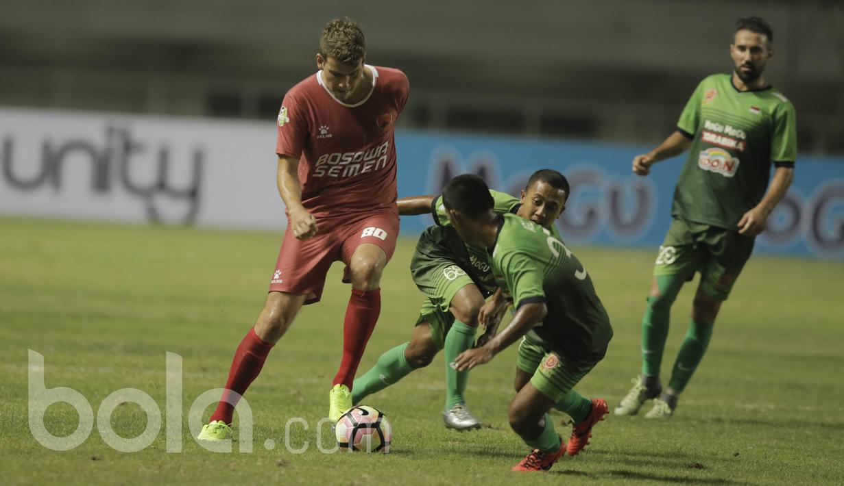 Pemain PSM Makassar, Willem Jan Pluim, berusaha melewati beberapa pemain PS TNI pada laga Liga 1 Indonesia di Stadion Pakansari, Bogor (15/05/2017). PS TNI menang 2-1. (Bola.com/M Iqbal Ichsan)