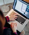 Rutinitas kerja, kuliah, hingga perjalanan pulang-pergi bukan berarti menutup peluang untuk mencoba pekerjaan sampingan dan mengembangkan potensi diri. (Foto/Dok: Pexels)