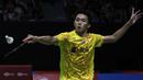 Tunggal putra Indonesia, Jonatan Christie, mengembalikan kok saat melawan tunggal India pada Indonesia Masters 2019 di Istora Senayan, Jakarta, Jumat (25/1). Jonatan lolos ke semifinal. (Bola.com/Yoppy Renato)