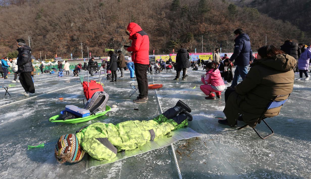 FOTO: Korea Selatan Gelar Festival Tangkap Ikan di Sungai Beku - Global  Liputan6.com