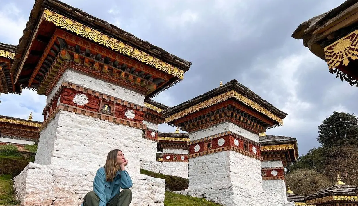 Seperti potret ini, Luna Maya mengenakan jaket biru dan loose pants warna hijau serta sepatu kets.  [Foto: IG/lunamaya].