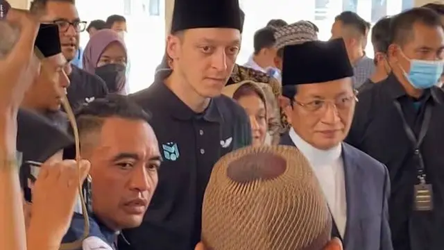 6 Potret Mesut Ozil Sholat Jumat di Masjid Istiqlal, Picu Anstusiasme Warga