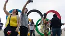 Warga berfoto di depan ring olimpiade di pantai Copacabana, Rio de Janeiro, jelang diselenggarakannya Olimpiade Rio 2016, (30/7/2016) 