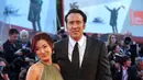 Nicolas Cage jatuh hati pada Alice Kim pada pandangan pertama di tahun 2004 silam. Kim merupakan seorang pelayan di restoran telah berhasil memikat hati aktor tersebut. Cage dan Kim menikah pada tahun 2004 dan dikaruniai 1 orang anak. (AFP/Bintang.com)