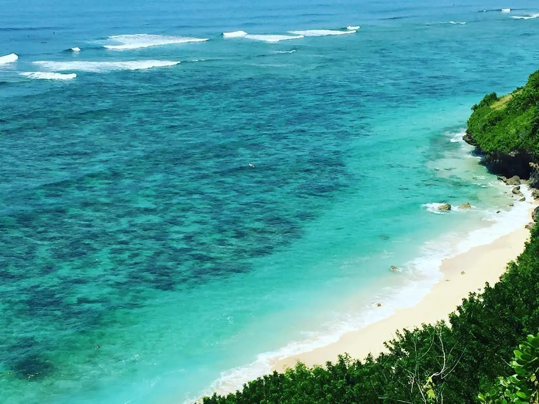 Pantai Gunung Payung, Bali jadi salah satu pilihan untuk menepi dari ramainya Pilkada DKI 2017. (rasatours.bali/Instagram)