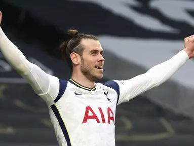 Pemain Tottenham Hotspur Gareth Bale melakukan selebrasi usai mencetak gol ke gawang Southampton pada pertandingan Liga Inggris di Stadion Tottenham Hotspur, London, Inggris, Rabu (21/4/2021). Tottenham Hotspur menang 2-1. (Clive Rose/Pool via AP)