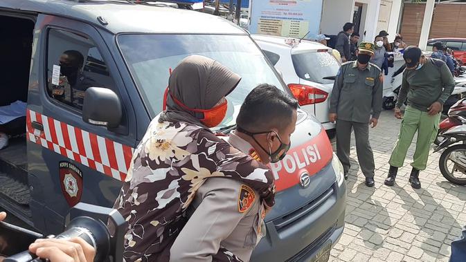 Ingin Divaksin, Nenek 78 Tahun di Bekasi Digendong ke Lokasi Vaksinasi - Vimarsana News