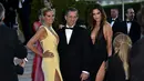 Model asal Brasil, Alessandra Ambrosio (kanan) foto bersama dengan model asal Jerman Heidi Klum dan Ketua amfAR Kenneth Cole saat menghadiri Gala amfAR Cinema Against AIDS 2016 dalam Festival Film Cannes di Prancis, (19/5). (AFP PHOTO / ALBERTO PIZZOLI)