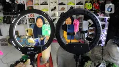 Pedagang berjualan melalui siaran langsung di NShopZ di kawasan Cinere, Depok, Jawa Barat(19/12/2023). (merdeka.com/Arie Basuki)