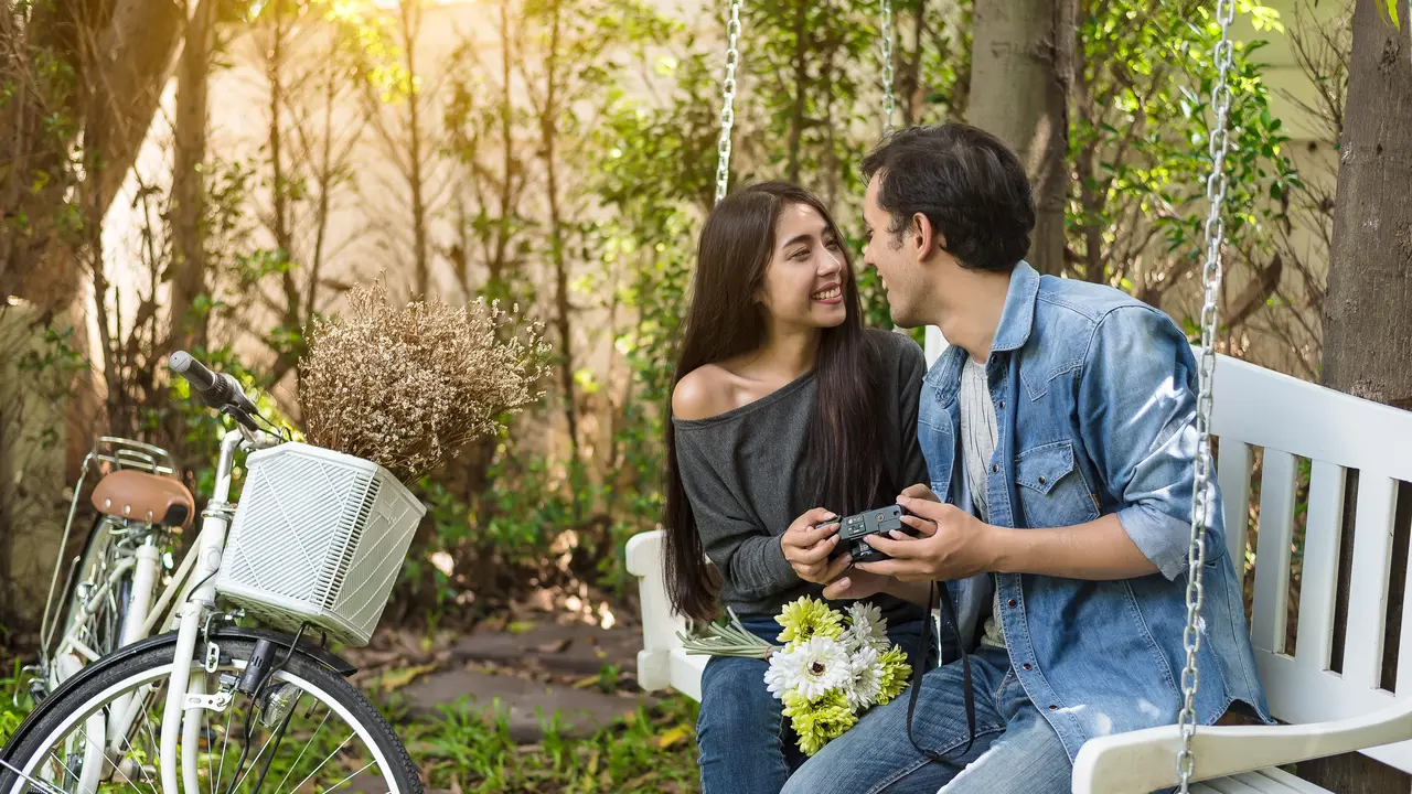 perempuan dan pasangan di taman