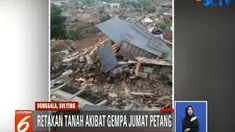 Tidak hanya bangunan yang hancur, guncangan gempa juga menyebabkan jalanan retak.
