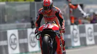 Selebrasi pembalap Repsol Honda, Marc Marquez usai memenangkan balapan MotoGP Prancis 2018 di Sirkuit Le Mans. (Twitter/Repsol Honda Team)