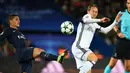 Pemain PSG, Marco Verratti (kiri), berebut bola dengan pemain Basel, Luca Zuffi, dalam laga lanjutan Grup A Liga Champions di Stadion Parc Des Princes, Paris, Kamis (20/10/2016) dini hari WIB. (AFP/Franck Fife)