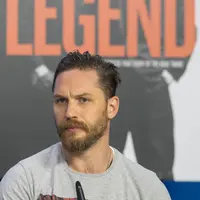 Aktor Tom Hardy merasa seperti seseorang dengan kepribadian ganda di film terbarunya yang berjudul ‘Legend’. Tak  mengherankan, lantaran Tom Hardy memerankan dua karakter sekaligus di film ini. (Bintang/EPA)