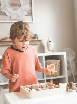 Pilih permainan yang melibatkan interaksi, seperti permainan kelompok kecil, board game sederhana, atau bernyanyi bersama. (Foto: Paige Cody/Unsplash)