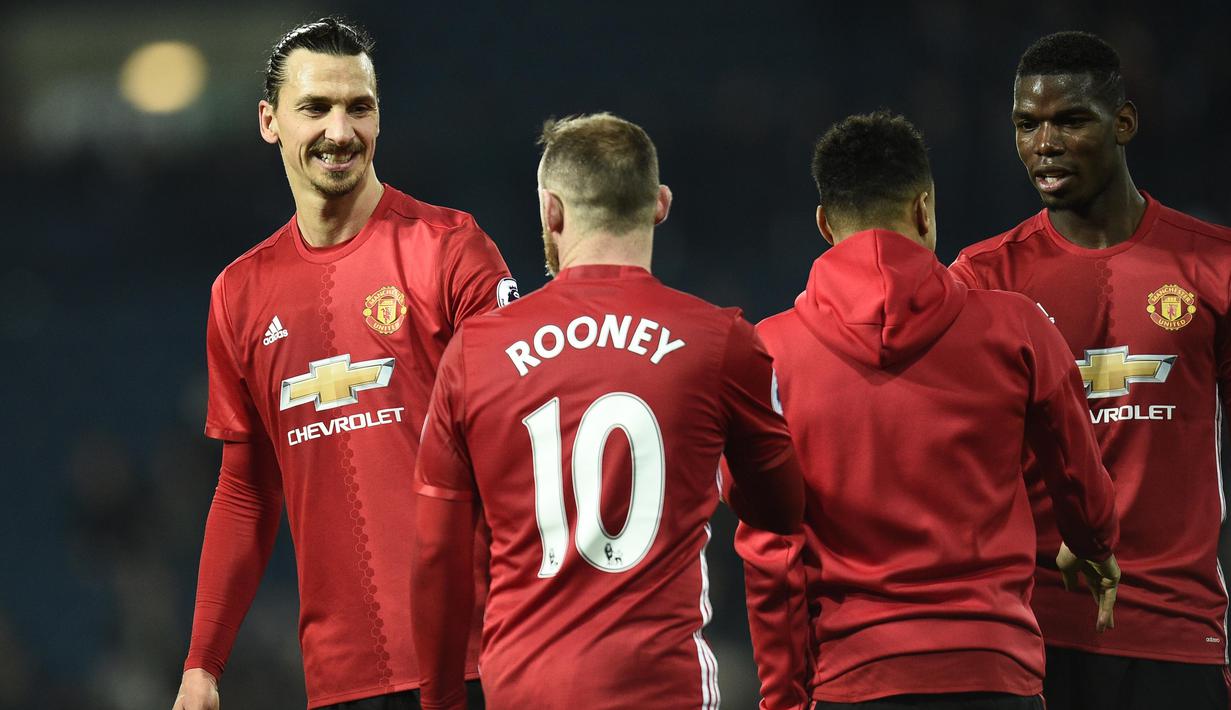 Para Pemain Manchester United merayakan kemenangan usai mengalahkan  West Bromwich Albion pada laga Premier League di The Hawthorns stadium, West Bromwich, (17/12/2016). MU menang 2-0. (AFP/Oli Scarff) 
