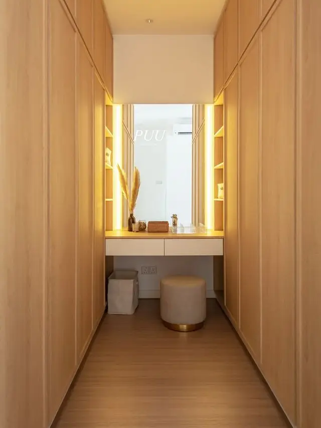 Walk in Closet Sederhana dengan Lemari Tertutup