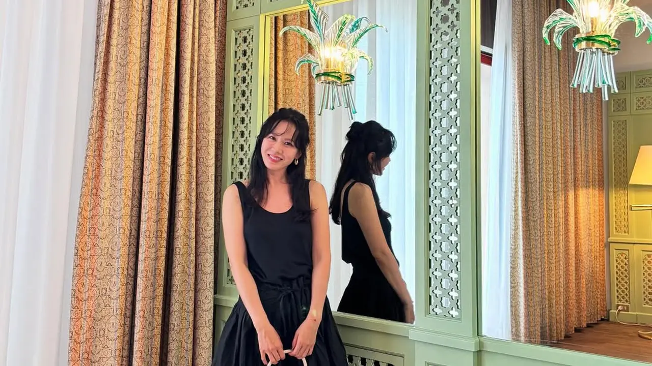 Pesona Istri Hyun Bin, Son Ye-jin Tampil Elegan dengan Gaun Hitam di Venice International Film Festival