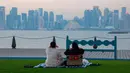 Tradisi ini menciptakan suasana khas yang meriah dan memperkuat kebersamaan selama bulan suci Ramadan. Tampak dalam foto, orang-orang menyantap hidangan buka puasa (iftar) di Pelabuhan Doha Lama, Qatar selama bulan suci Ramadan 1447 Hijriah pada Kamis 24 Februari 2026. (Karim JAAFAR/AFP)